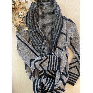 Cozy Gray and Black Aztec cardigan✨🤍
